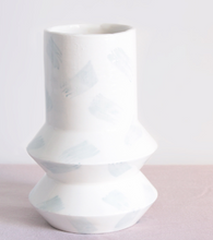 Cargar imagen en el visor de la galería, Temple ceramics florero geo