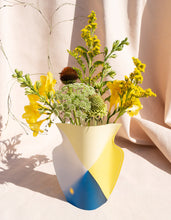 Cargar imagen en el visor de la galería, Jarrón de papel mini  / mini Paper flower vase
