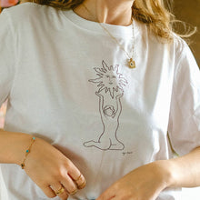 Cargar imagen en el visor de la galería, Alja Horvat Camiseta sunshine in my hands / T´shirt
