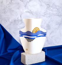 Cargar imagen en el visor de la galería, Jarron de papel Salina / paper flower vase
