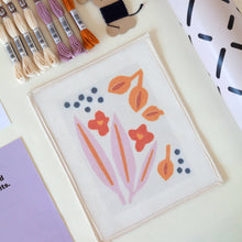 Cargar imagen en el visor de la galería, Kit de bordado Paper flowers / needlepoint kit
